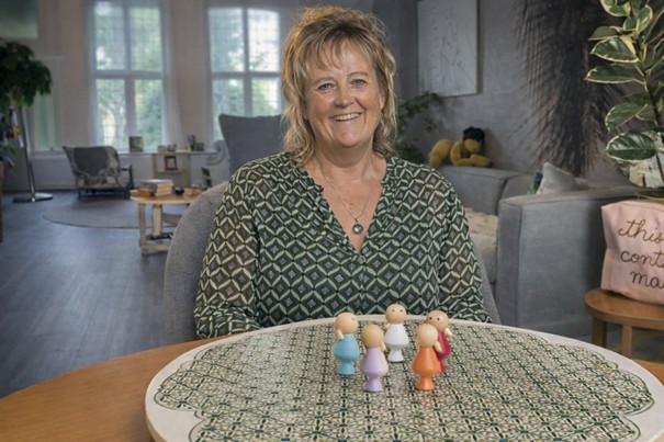 Verslag bijeenkomst Vrouwennetwerk Heiloo – dinsdag 14 april Op dinsdag 14 april kwamen we weer samen bij onze vertrouwde locatie Herberg Jan voor een mooie en inspirerende avond. Zoals altijd begon de avond met een gezellig diner, waar volop werd bijgepraat en nieuwe contacten werden gelegd. Na het diner nam Joke de Boer, lid van Vrouwennetwerk Heiloo, ons mee in de wereld van systemisch werk. Met een heldere uitleg en een rustige, open benadering wist zij een veilige sfeer te creëren waarin deelnemers zelf konden ervaren wat systemisch werk kan betekenen. Tijdens de workshop werd zichtbaar hoe onbewuste patronen en dynamieken een rol spelen in ons dagelijks leven en in de keuzes die we maken. Door te voelen en te onderzoeken ontstonden er waardevolle inzichten en momenten van herkenning. Het was bijzonder om te zien hoe snel er verdieping ontstond in de groep. De avond werd afgesloten met een gezellige borrel, waar nog lang werd nagepraat over de ervaringen en inzichten van de workshop. We kijken terug op een warme, verbindende en inspirerende bijeenkomst.